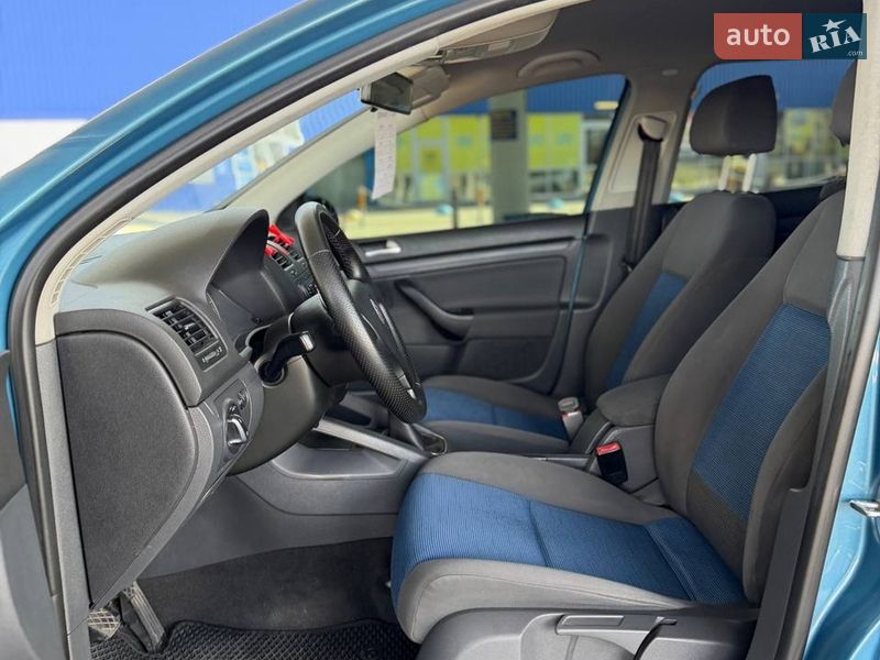 Хэтчбек Volkswagen Golf 2005 в Запорожье