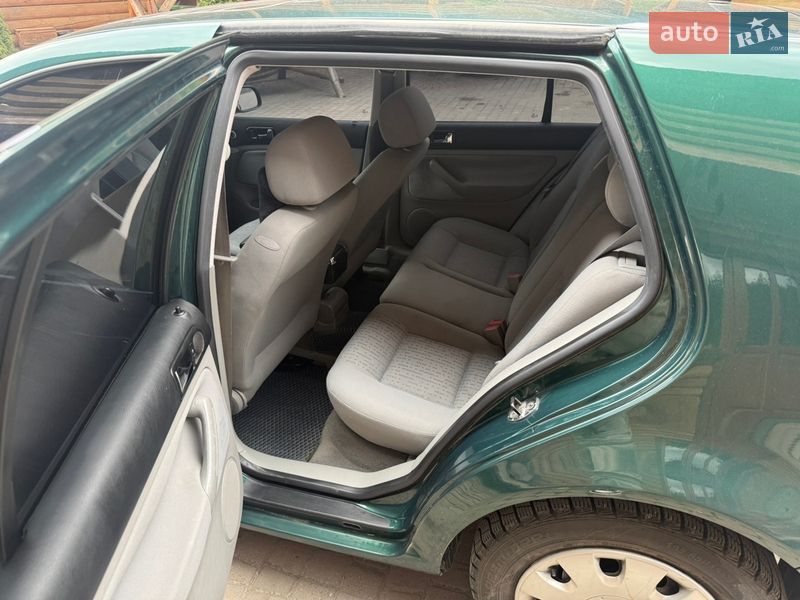 Хэтчбек Volkswagen Golf 2003 в Полянице