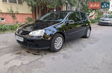 Хэтчбек Volkswagen Golf 2005 в Ужгороде