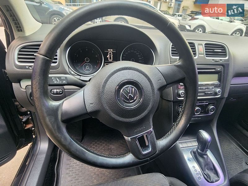 Хэтчбек Volkswagen Golf 2010 в Киеве