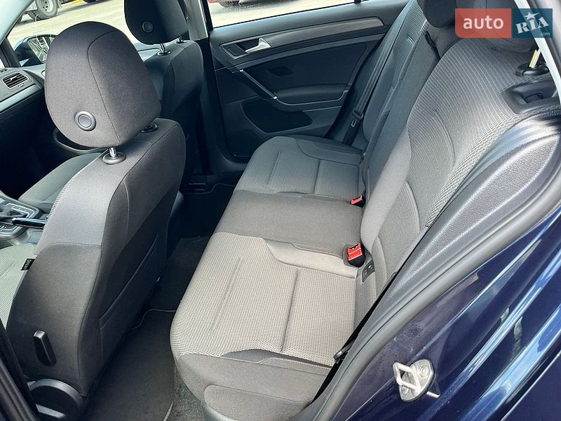 Хэтчбек Volkswagen Golf 2018 в Киеве