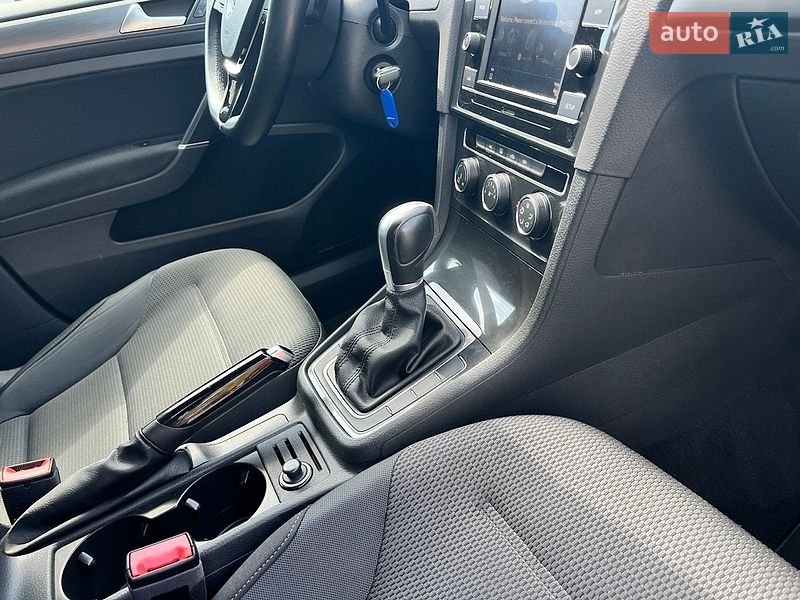 Хэтчбек Volkswagen Golf 2018 в Киеве