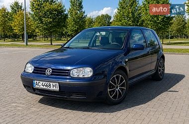 Хэтчбек Volkswagen Golf 2003 в Нововолынске