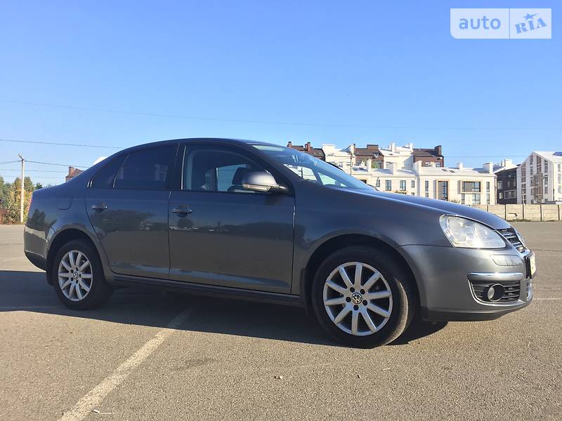 Седан Volkswagen Jetta 2008 в Вишневом