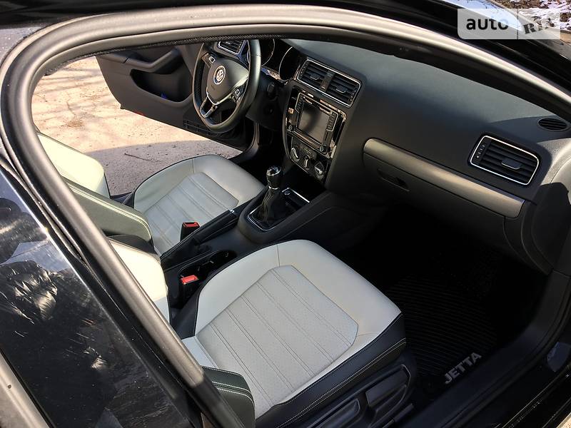 Седан Volkswagen Jetta 2016 в Львові