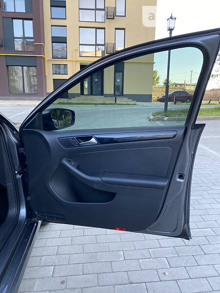 Седан Volkswagen Jetta 2015 в Києві
