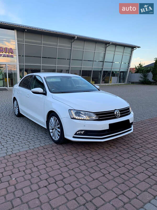 Седан Volkswagen Jetta 2016 в Ужгороде