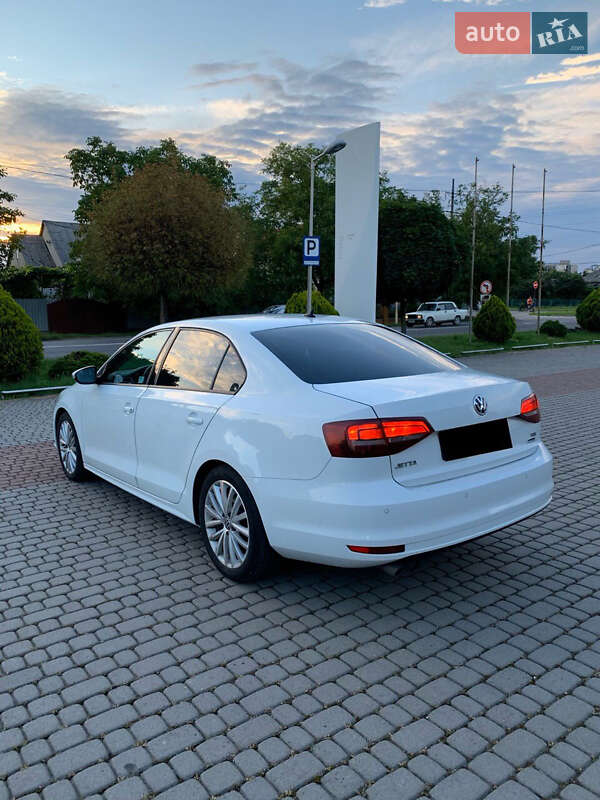 Седан Volkswagen Jetta 2016 в Ужгороде