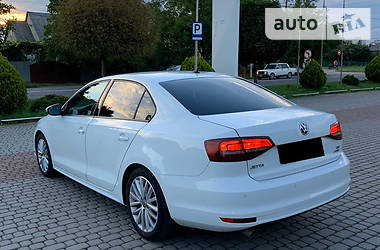 Седан Volkswagen Jetta 2016 в Ужгороде