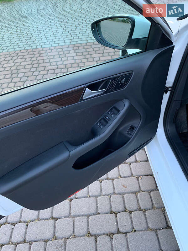 Седан Volkswagen Jetta 2016 в Ужгороде