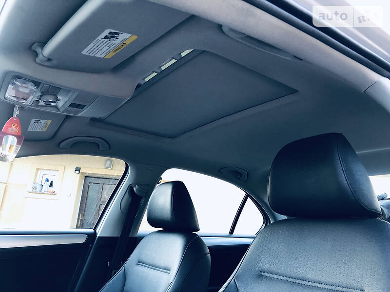 Седан Volkswagen Jetta 2011 в Луцьку