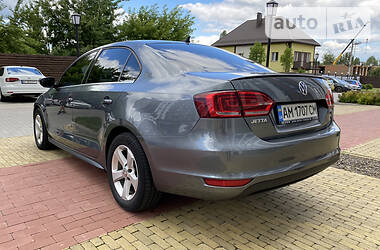 Седан Volkswagen Jetta 2013 в 