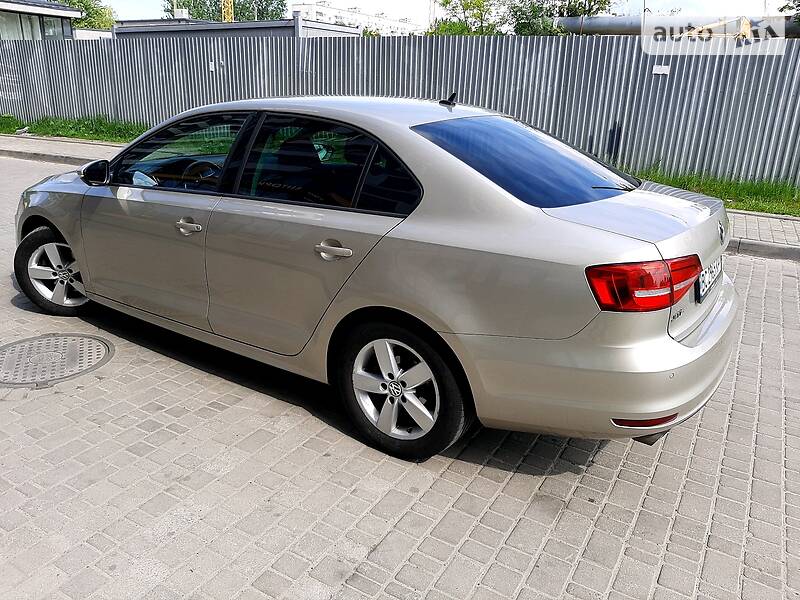 Седан Volkswagen Jetta 2015 в Львові