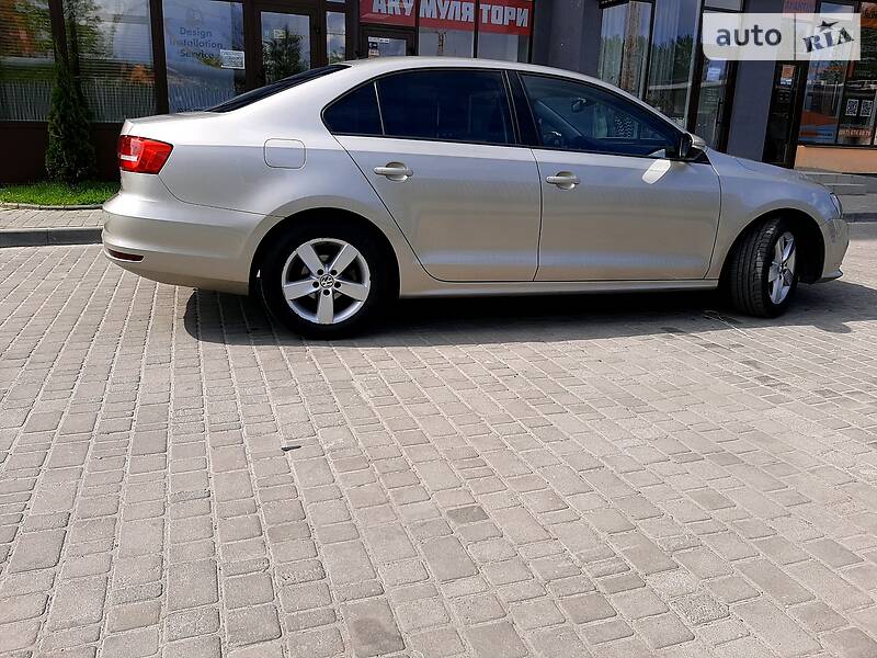Седан Volkswagen Jetta 2015 в Львові