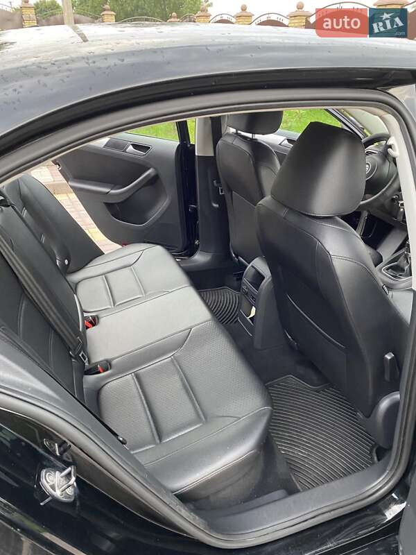 Седан Volkswagen Jetta 2013 в Львові