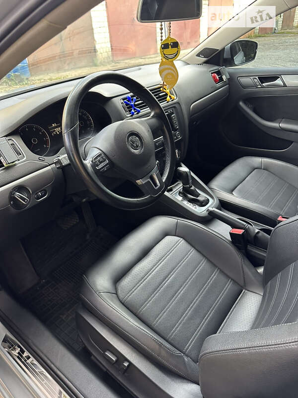 Седан Volkswagen Jetta 2013 в Львове