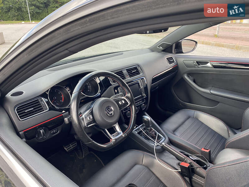 Седан Volkswagen Jetta 2016 в Львові