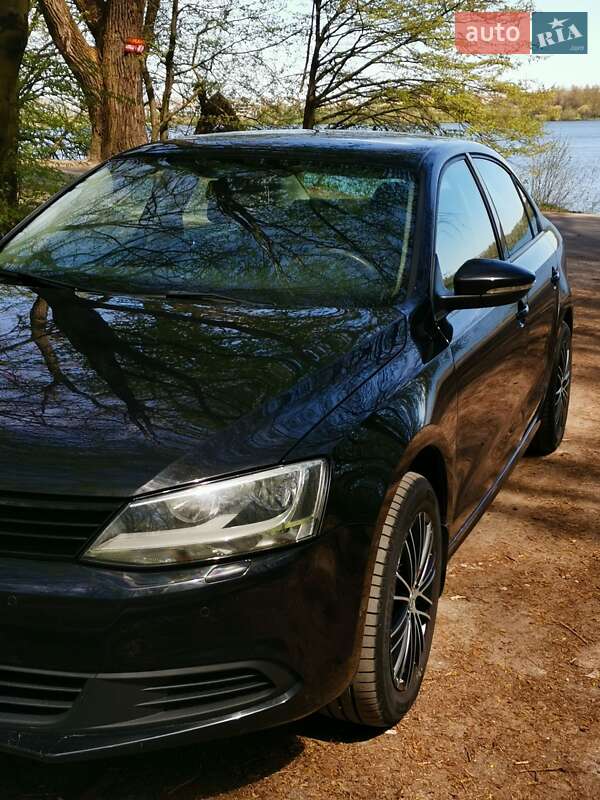 Седан Volkswagen Jetta 2011 в Львові