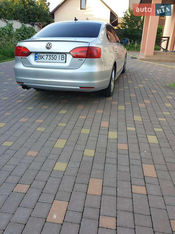Седан Volkswagen Jetta 2011 в Ровно