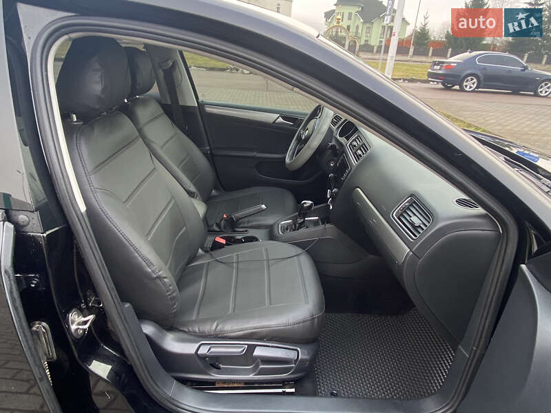 Седан Volkswagen Jetta 2017 в Хусті