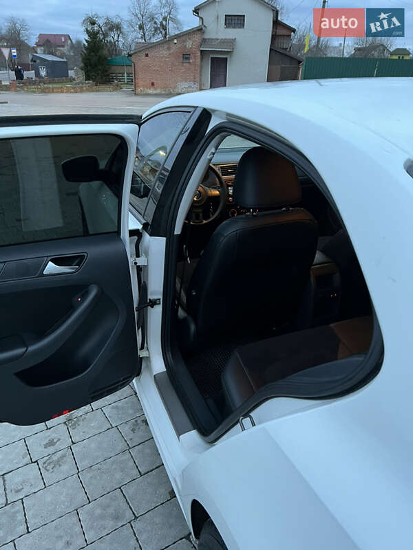 Седан Volkswagen Jetta 2013 в Львові