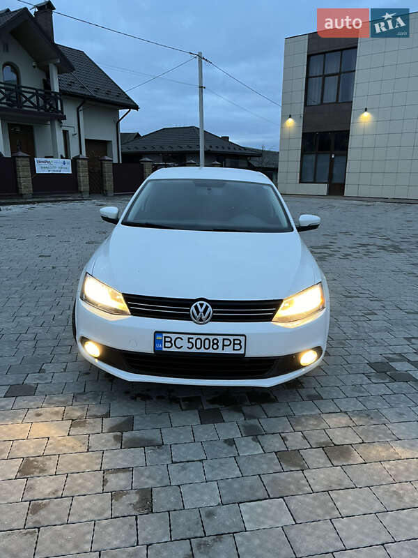 Седан Volkswagen Jetta 2013 в Львові