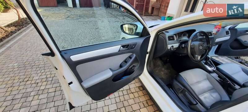 Седан Volkswagen Jetta 2013 в Ужгороде