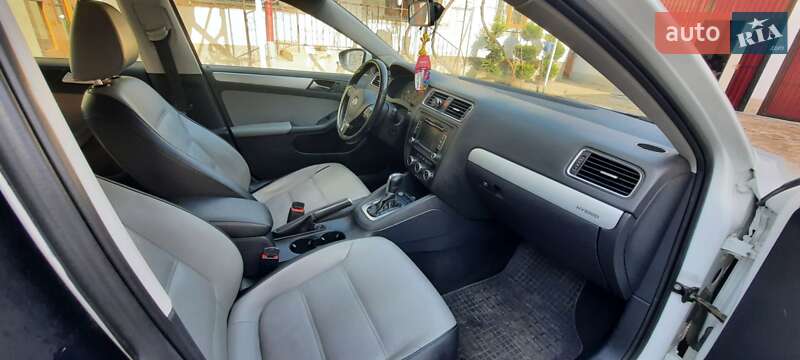 Седан Volkswagen Jetta 2013 в Ужгороде