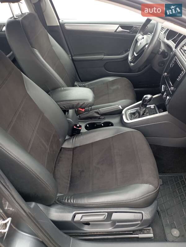 Седан Volkswagen Jetta 2015 в Полтаві