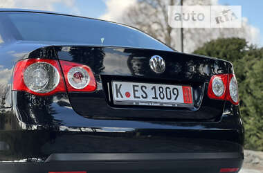Седан Volkswagen Jetta 2006 в Староконстантинове