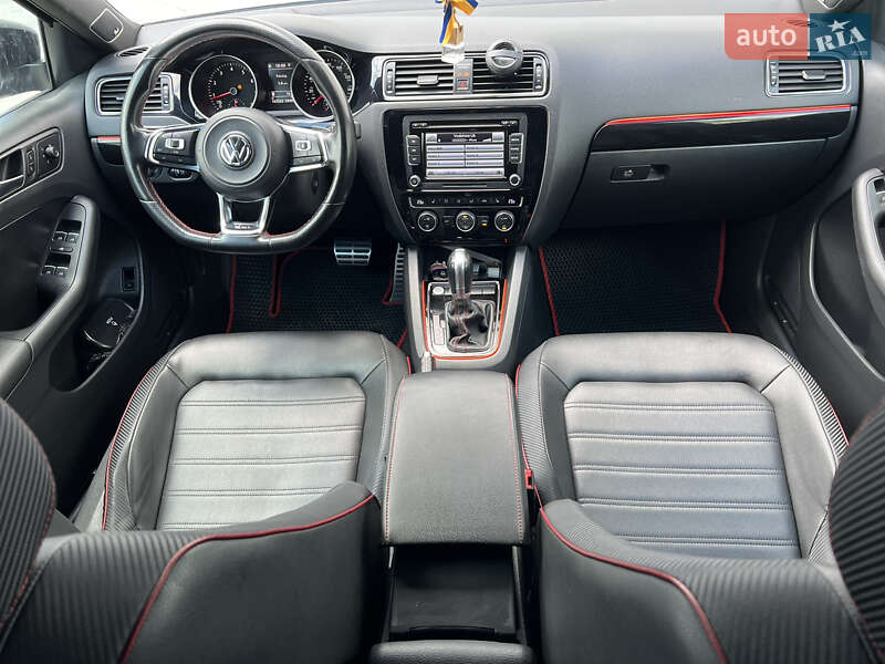 Седан Volkswagen Jetta 2015 в Луцке