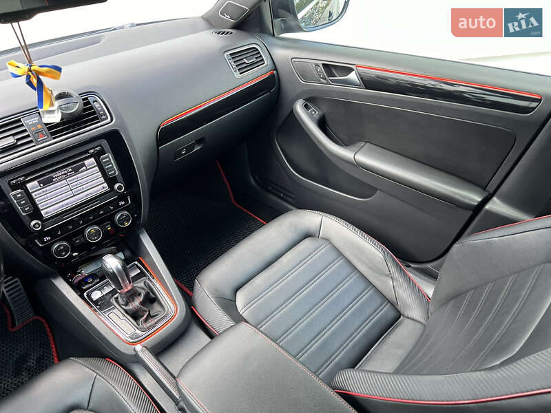 Седан Volkswagen Jetta 2015 в Луцке