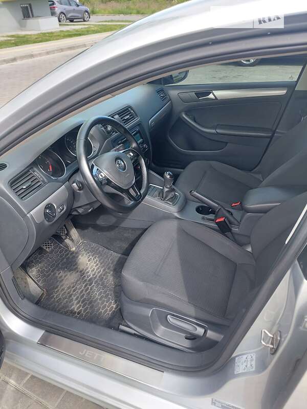 Седан Volkswagen Jetta 2015 в Львові