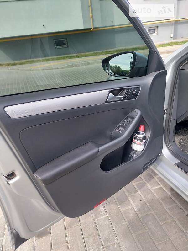 Седан Volkswagen Jetta 2015 в Львові