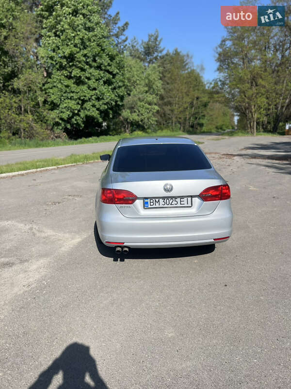 Седан Volkswagen Jetta 2013 в Ромнах