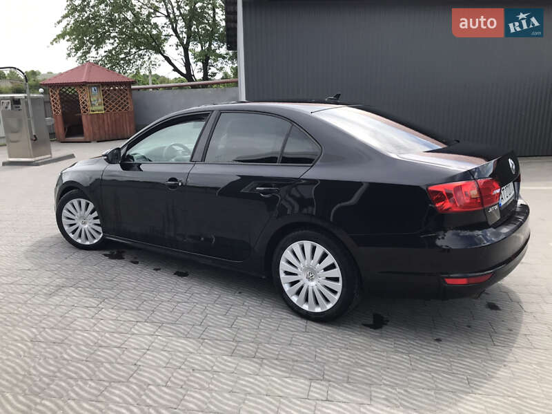 Седан Volkswagen Jetta 2011 в 