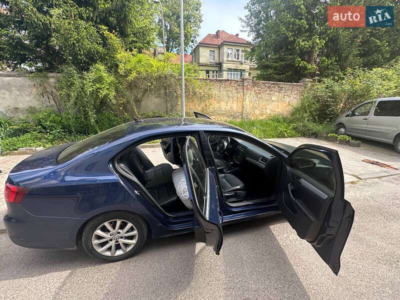 Седан Volkswagen Jetta 2013 в Львове