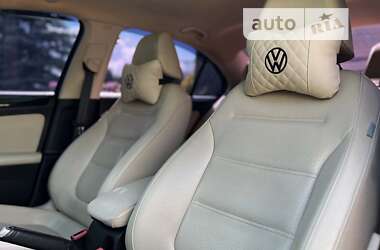 Седан Volkswagen Jetta 2015 в Львове