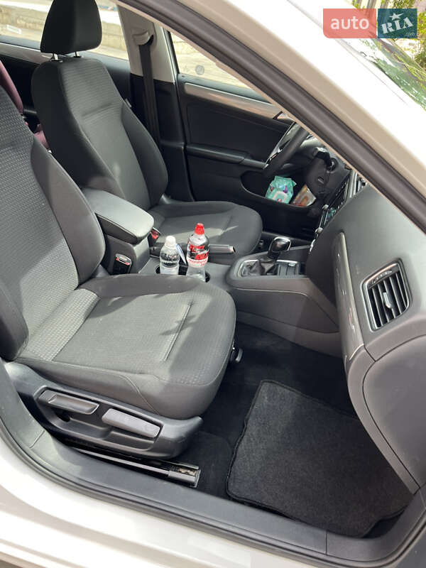 Седан Volkswagen Jetta 2015 в Луцке