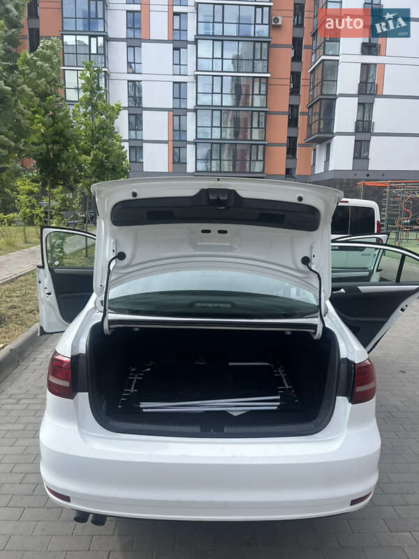 Седан Volkswagen Jetta 2015 в Луцке