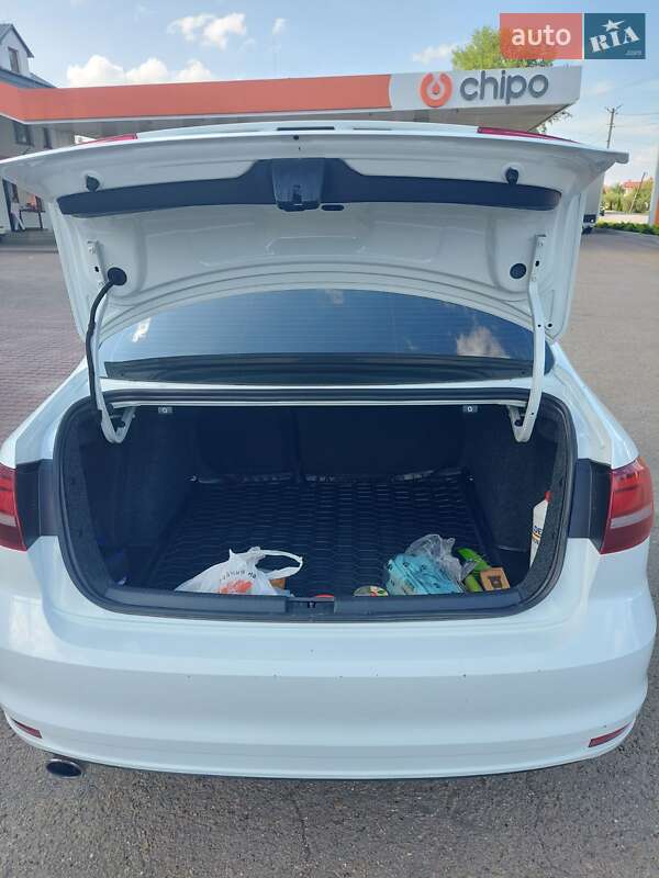 Седан Volkswagen Jetta 2016 в Мостиске