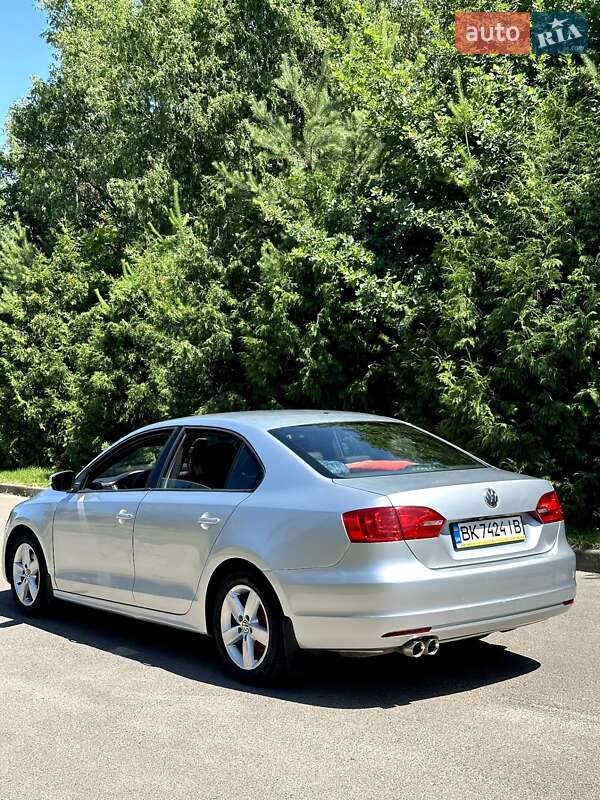 Седан Volkswagen Jetta 2011 в Ровно