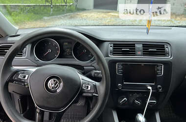 Седан Volkswagen Jetta 2015 в Львові