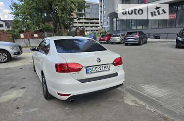 Седан Volkswagen Jetta 2013 в Львові