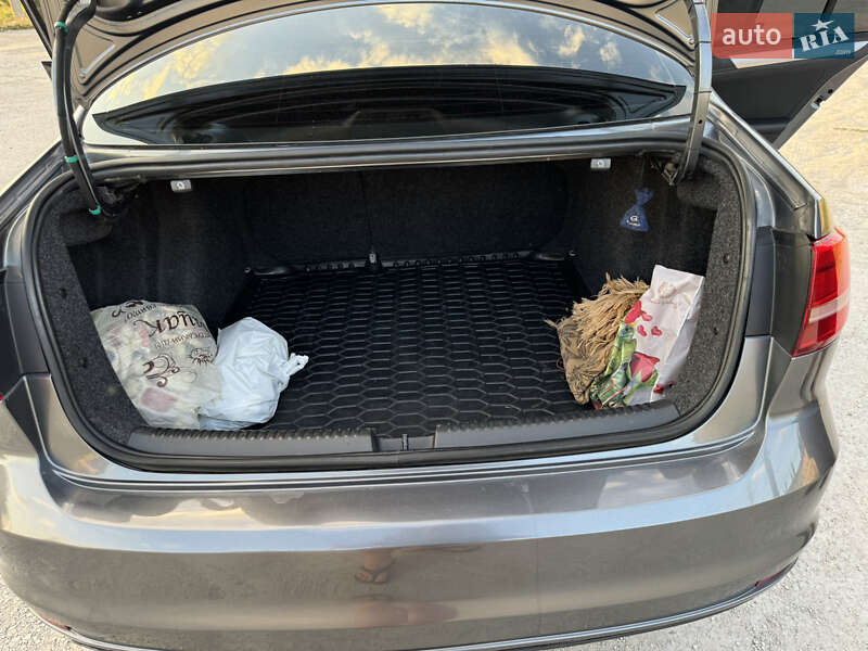 Седан Volkswagen Jetta 2015 в Кривом Роге