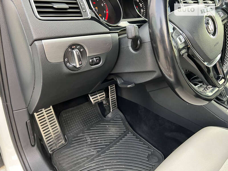 Седан Volkswagen Jetta 2017 в Ужгороде