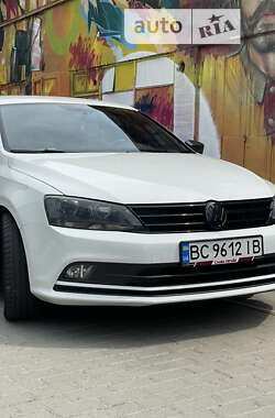 Седан Volkswagen Jetta 2015 в Львові