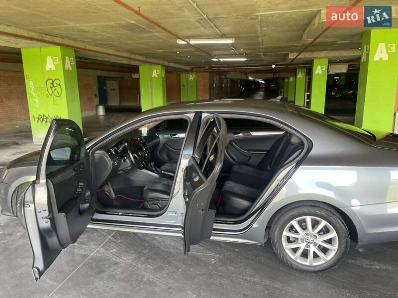 Седан Volkswagen Jetta 2014 в Львове