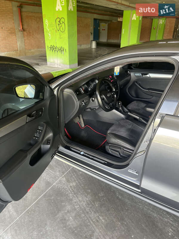 Седан Volkswagen Jetta 2014 в Львове