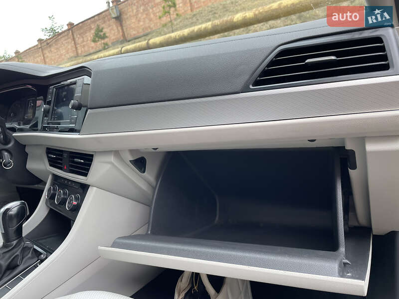 Седан Volkswagen Jetta 2020 в Черновцах